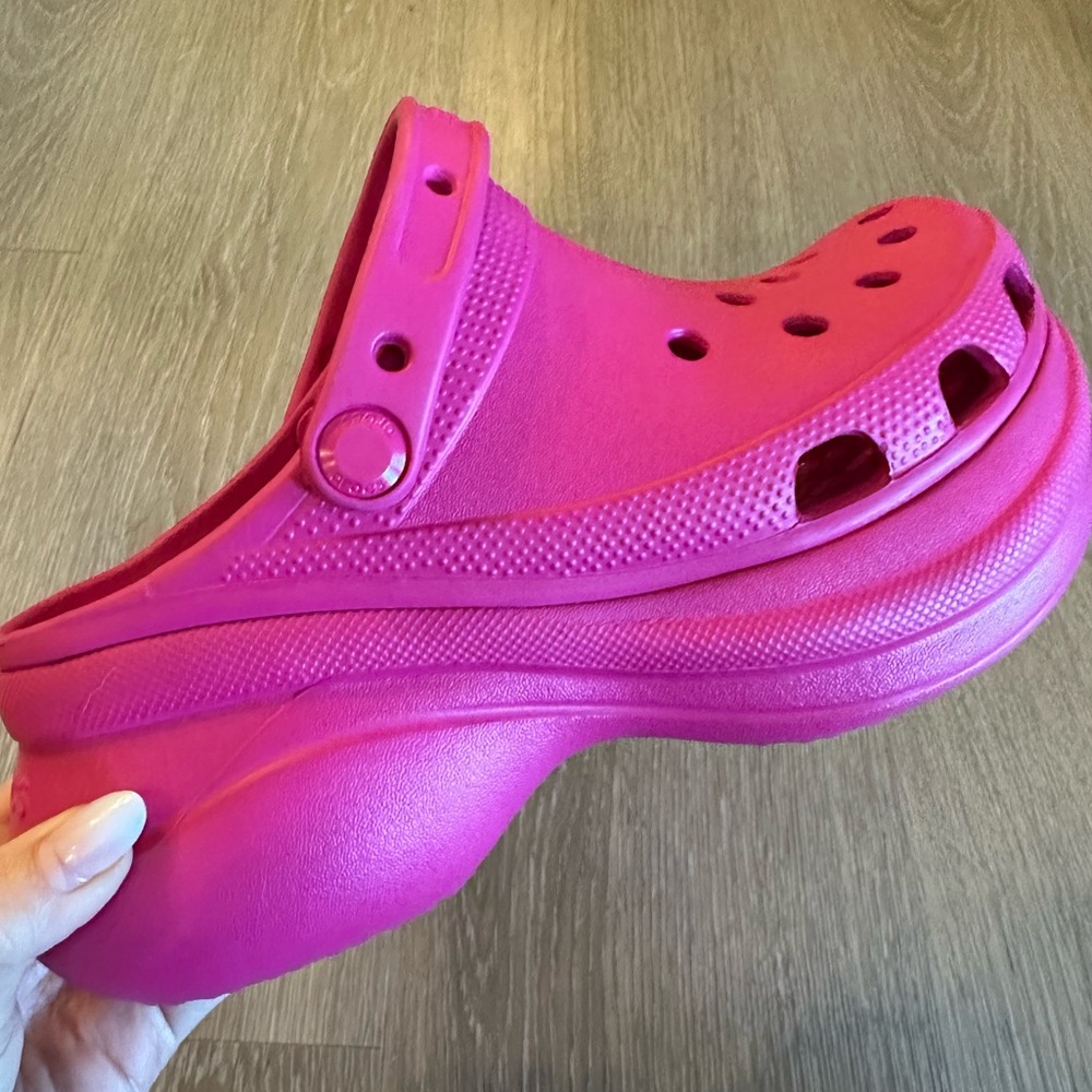 NWOT pink platform crocs in size 7